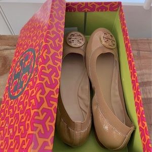 Tory Burch NWT Caroline Ballet Flats in Sand/Dark Sand (Size 7)